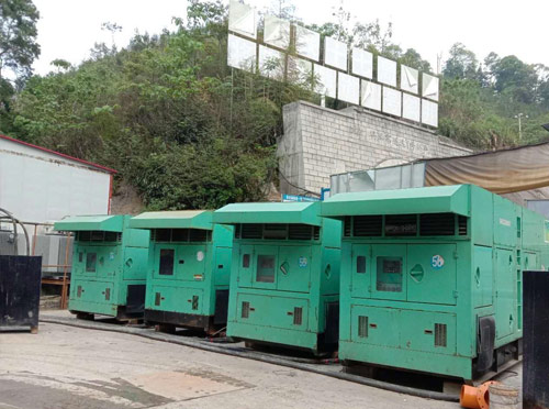 禄丰先进的应急发电机系统中智能监测和控制系统如何确保电压稳定？